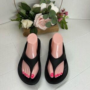 OOFOS Black Women's Sandals